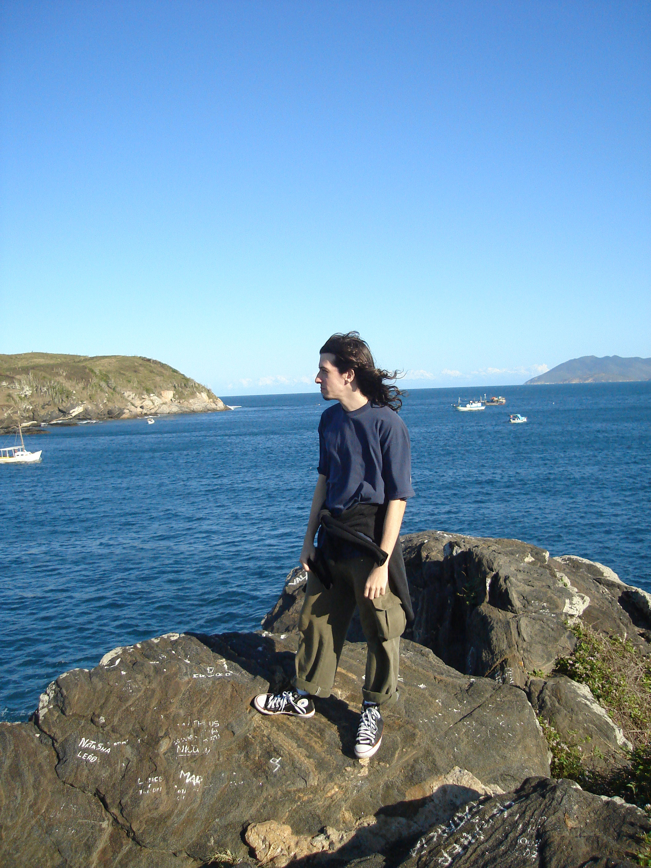 Carlos Felipe Figueiras, de pé na beira do mar.